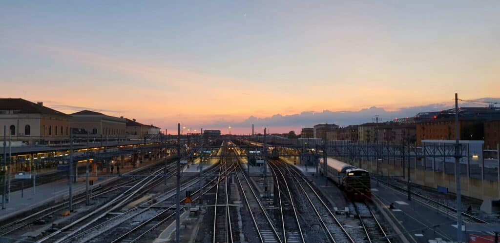 Photo large d'une gare ferroviaire fin de journée